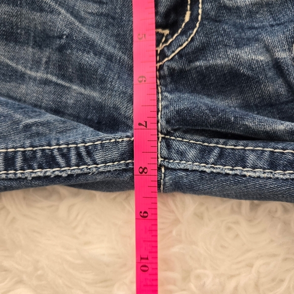 Miss Me Signature Cropped. Size 28. Inseam 26 1/2. Good preowned condition. - Picture 7 of 10
